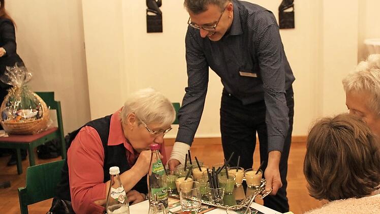 Michael Messingschlager verteilt Smoothies zum Probieren und Raten der Zutaten. Foto: Carmen Schwind