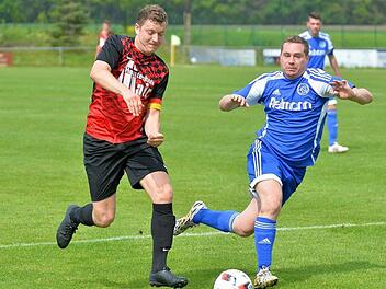 Der ASV Höchstadt um Kapitän Roberto Preuss (links) tritt in der kommenden Saison auf eigenen Wunsch in der Kreisklasse 2 an. Foto: Archiv