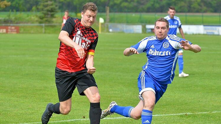 Der ASV Höchstadt um Kapitän Roberto Preuss (links) tritt in der kommenden Saison auf eigenen Wunsch in der Kreisklasse 2 an. Foto: Archiv