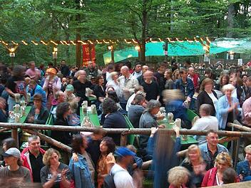 Oberhalb des Riesenrads, auf dem Schlößlakeller, ist immer etwas los.Foto: Barbara Herbst / FT