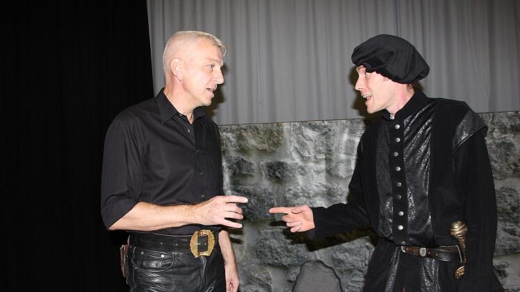 Der "Hamlet"-Regisseur Daniel Leistner (links) und Julian Rauh probten ihren Auftritt.  Archiv/Veronika Schadeck