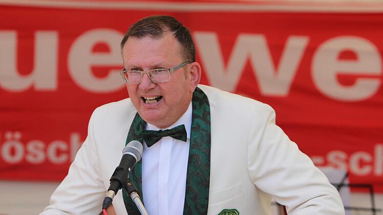Dieter Diez, Vorsitzender der EU-KA-GE übergibt ein Präsent