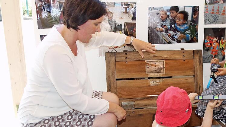 Die Messkiste ist im Kinderhaus Leo reichlich bestückt und stolz präsentieren die Kinder die verschiedensten Messinstrumente.  Fotos: Desombre