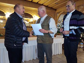 Wilhelm Schubert (von links) wurde f&uuml;r 25-j&auml;hrige Mitgliedschaft beim VdK Oberleichteresbach von Vorsitzenden Reinhold Vornwald, und 2. Vorsitzenden Roland Rienecker geehrt.  Foto: Reinhold Heck