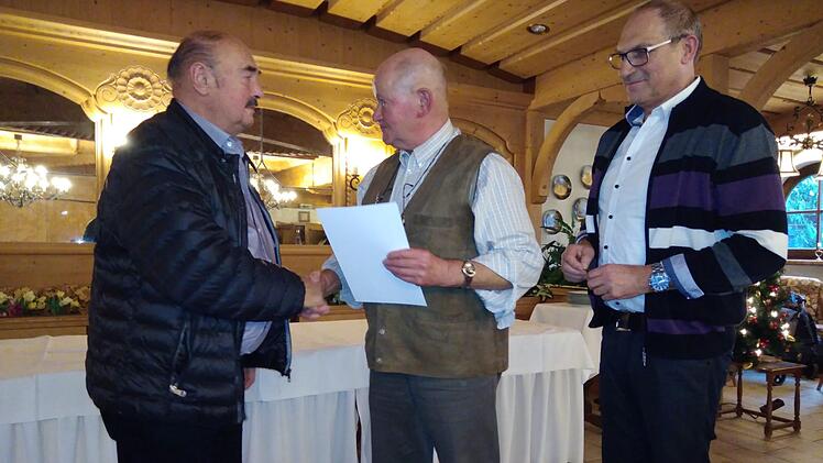 Wilhelm Schubert (von links) wurde f&uuml;r 25-j&auml;hrige Mitgliedschaft beim VdK Oberleichteresbach von Vorsitzenden Reinhold Vornwald, und 2. Vorsitzenden Roland Rienecker geehrt.  Foto: Reinhold Heck
