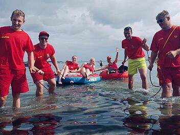 Einsatz an der Ostsee. Unser Bild zeigt Markus Brandl (grüne Hose) und weitere Mitglieder der DLRG Bad Kissingen, die am Strand in Schönhagen für die Sicherheit der Badegäste sorgen. Foto: DLRG