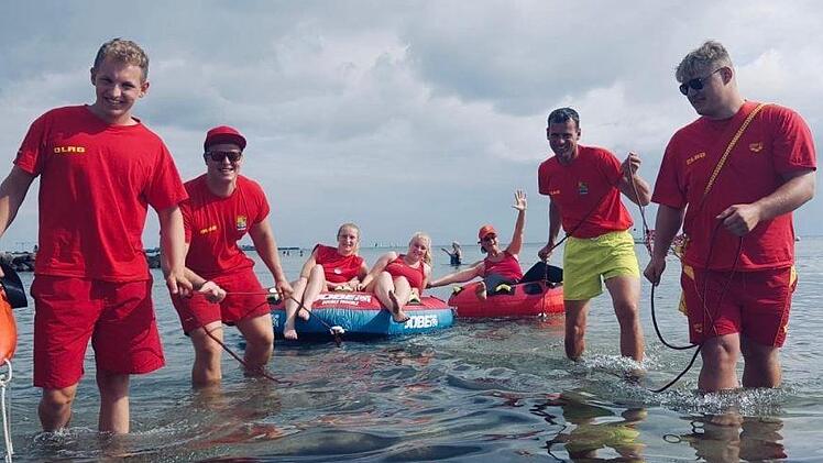Einsatz an der Ostsee. Unser Bild zeigt Markus Brandl (grüne Hose) und weitere Mitglieder der DLRG Bad Kissingen, die am Strand in Schönhagen für die Sicherheit der Badegäste sorgen. Foto: DLRG