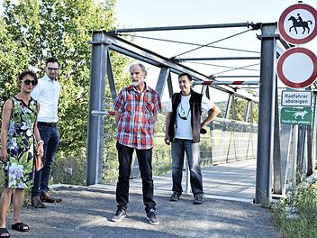 Im Mittelteil der Mainbr&uuml;cke von Theisau sind zwei Absperrungen vorhanden; die h&ouml;here davon soll nun abgebaut werden, entschieden die Mitglieder des Bauausschusses. Foto: Dieter Radziej