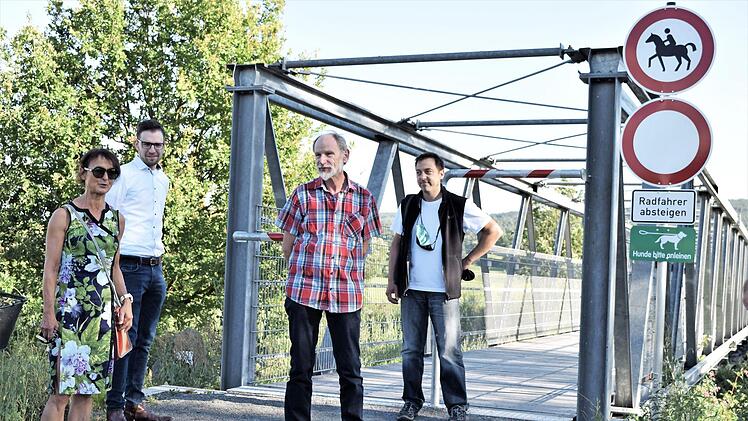Im Mittelteil der Mainbrücke von Theisau sind zwei Absperrungen vorhanden; die höhere davon soll nun abgebaut werden, entschieden die Mitglieder des Bauausschusses. Foto: Dieter Radziej