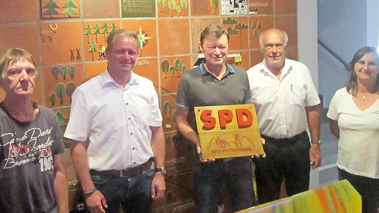 Die neue Vorstandschaft des SPD-Ortsvereins Am Rennsteig, von links: Kassenprüfer Roland Seifert, Beisitzer Carsten Wiegand, Schriftführer Fredi Müller, Schatzmeister Klaus Neubauer und die neue Vorsitzende Dunja Wittmann