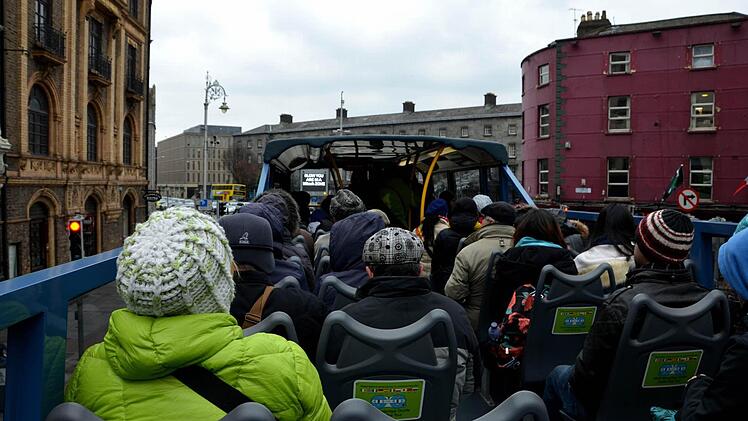 Christian fotografiert die frierenden Touristen im offenen Bus.