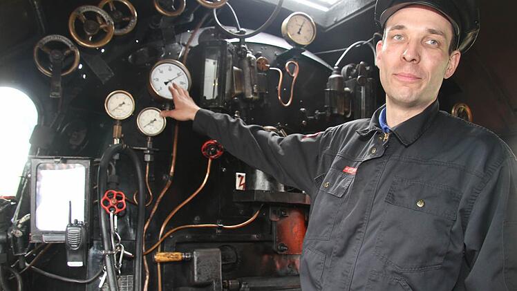 Triebfahrzeugführer Sebastian Pfaller erklärt die Technik in der Lok: Das Wasser hat achtzig Grad, es herrscht ein Druck von 15 bar im Kessel.