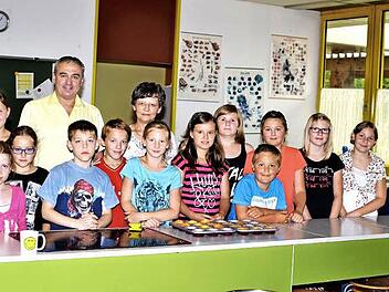 Leckere Speisen bereiteten die Kinder in einem Kochkurs des Sommerferienprogramms der Gemeinde Altenkunstadt zu. Bürgermeister Robert Hümmer (hinten links) freute sich mit ihnen. Foto: Dieter Radziej