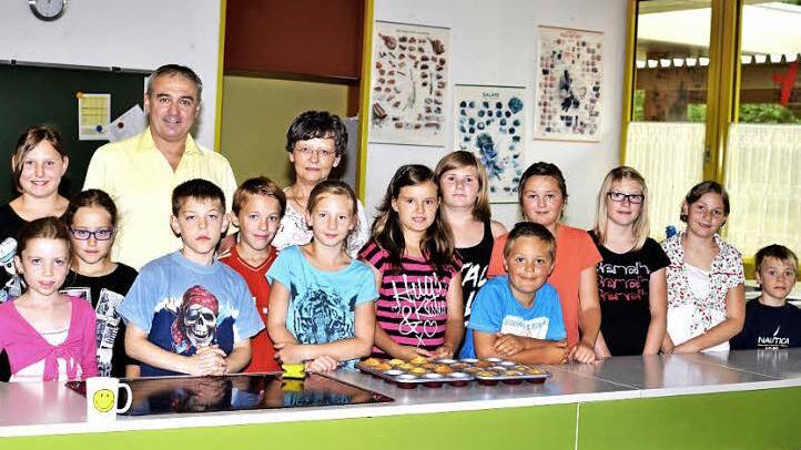 Leckere Speisen bereiteten die Kinder in einem Kochkurs des Sommerferienprogramms der Gemeinde Altenkunstadt zu. Bürgermeister Robert Hümmer (hinten links) freute sich mit ihnen. Foto: Dieter Radziej