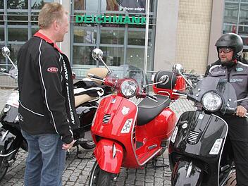 Immer wieder eine Schau: Der Vespa-Club Bayreuth - hier "Mossl" alias Jürgen Maisel mit seinem Gefährt - reiste mit 50 Vespas an. Fotos: Sonja Adam