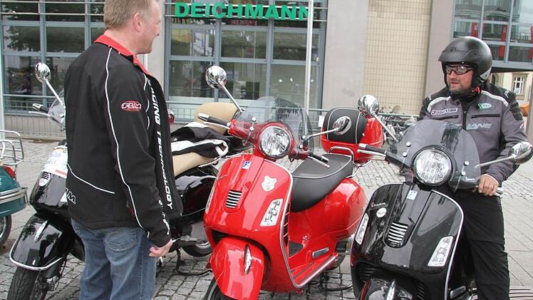 Immer wieder eine Schau: Der Vespa-Club Bayreuth - hier "Mossl" alias Jürgen Maisel mit seinem Gefährt - reiste mit 50 Vespas an. Fotos: Sonja Adam
