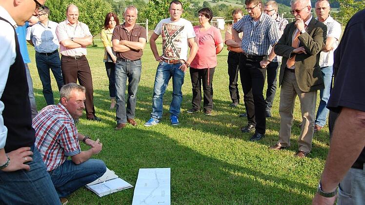 Bauleiter Bernd Wald erläutert dem Marktgemeinde im Rahmen eines Ortstermins die Planung zum Ausbau der Straße "Hinter der Mauer" in Thulba. Sie soll in diesem Jahr noch ausgeschrieben werden. Im Finanzplan ist der Ausbau im kommenden Jahr vorgesehen.  Foto: Günther Straub