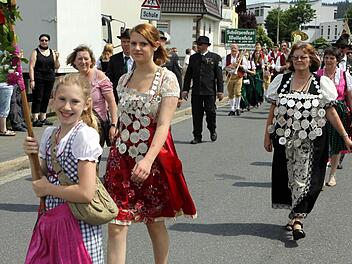 Strahlender Sonnenschein, glänzende Schützenketten: Impression vom Umzug in Wallenfels. Foto: Michael Wunder