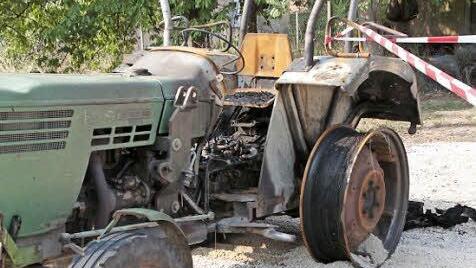Der Traktor brannte, die Reifen sind zerborsten. Foto: Josef Hofbauer