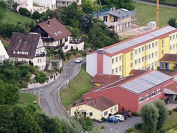 Dort wo die vier Autos von Lehrern stehen ist, ist der Eingang zur Grundschule. Auf diesem kleinen Platz soll der Schulbus künftig rückwärts einfahren.  Foto: Reinhard Löwisch
