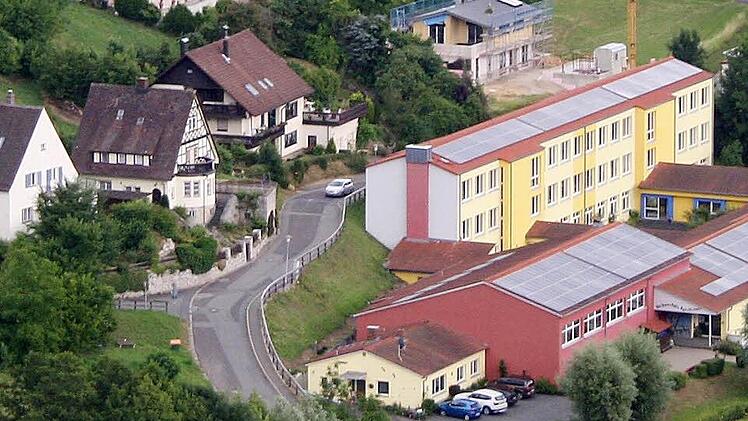 Dort wo die vier Autos von Lehrern stehen ist, ist der Eingang zur Grundschule. Auf diesem kleinen Platz soll der Schulbus künftig rückwärts einfahren.  Foto: Reinhard Löwisch
