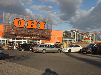 Am Abend ging es auf dem Obi-Parkplatz wieder ruhig zu. Wenige Stunden vorher hatte es wegen einer Bombendrohung einen großen Polizeieinsatz gegeben.  Foto: Andreas Schmitt
