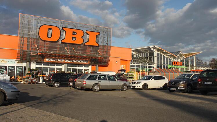 Am Abend ging es auf dem Obi-Parkplatz wieder ruhig zu. Wenige Stunden vorher hatte es wegen einer Bombendrohung einen großen Polizeieinsatz gegeben.  Foto: Andreas Schmitt
