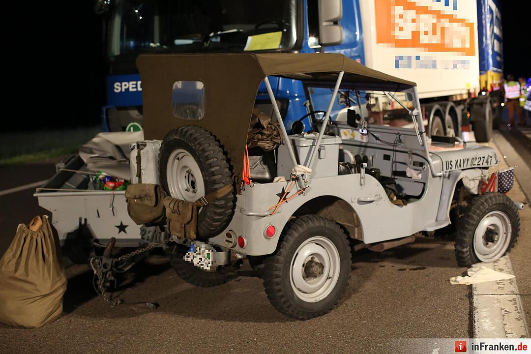 Tödlicher Unfall bei Altdorf: Lkw kracht auf Oldtimer-Jeep