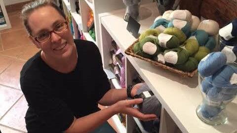 Katja Nikisch beim Einrichten ihres neuen Ladens Foto: privat