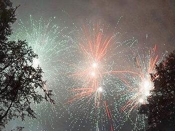 Zum Bezirksmusikfest anlässlich 50 Jahre Bläservereinigung Markt Burkardroth sollte es ein Feuerwerk geben. Das wurde abgelehnt. Nun soll es am Dienstag eine Sondersitzung zum Feuerwerk geben. Da findet auch di e nächste Gemeinderatssitzung mit dem Thema Nationalpark statt. Beginn ist um 19 Uhr.  Foto: Archiv/Peter Rauch
