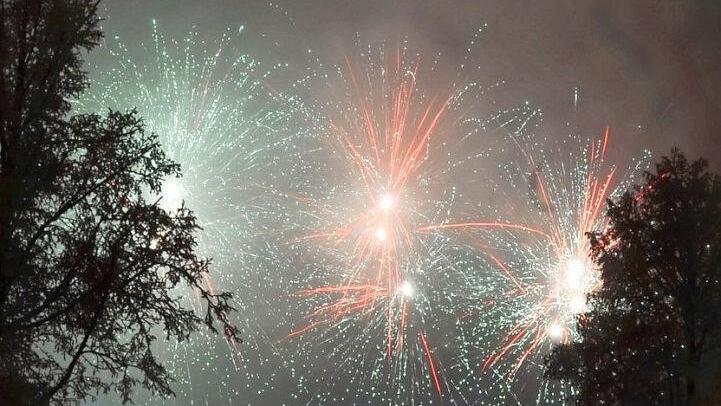Zum Bezirksmusikfest anlässlich 50 Jahre Bläservereinigung Markt Burkardroth sollte es ein Feuerwerk geben. Das wurde abgelehnt. Nun soll es am Dienstag eine Sondersitzung zum Feuerwerk geben. Da findet auch di e nächste Gemeinderatssitzung mit dem Thema Nationalpark statt. Beginn ist um 19 Uhr.  Foto: Archiv/Peter Rauch