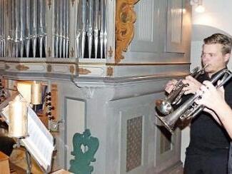 Zwei Ausnahmemusiker des Posaunenchores Veitlahm: Benjamin Schubert (links) und Peter Weiß (rechts) beim Konzert zur 400-Jahr-Feier der St.-Veit-Kirche im Dezember letzten Jahres. Foto: Werner Reißaus