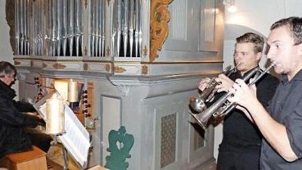 Zwei Ausnahmemusiker des Posaunenchores Veitlahm: Benjamin Schubert (links) und Peter Weiß (rechts) beim Konzert zur 400-Jahr-Feier der St.-Veit-Kirche im Dezember letzten Jahres. Foto: Werner Reißaus