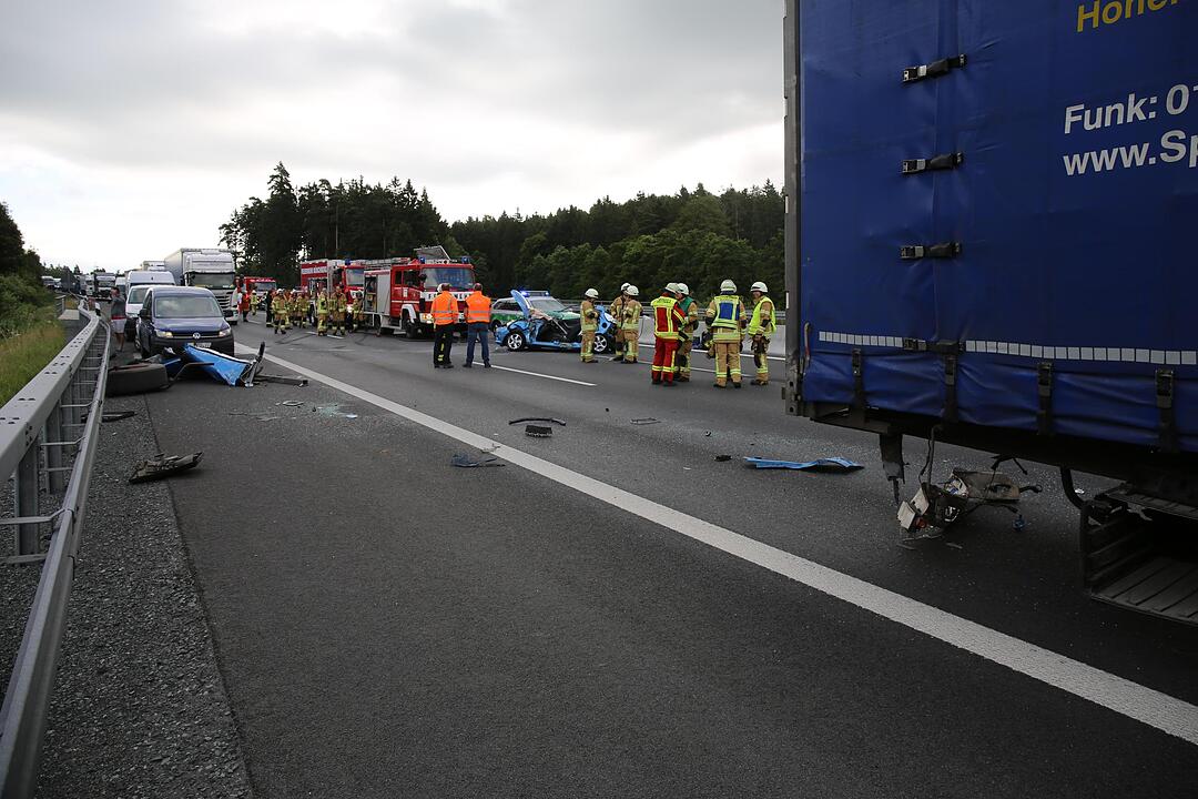 A9 im Kreis Bayreuth: Auto wird unter Lkw geschoben