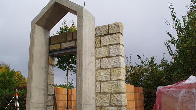 An der Kapelle auf dem Kronacher LGS-Gelände wird gebaut. Foto: Marco Meißner