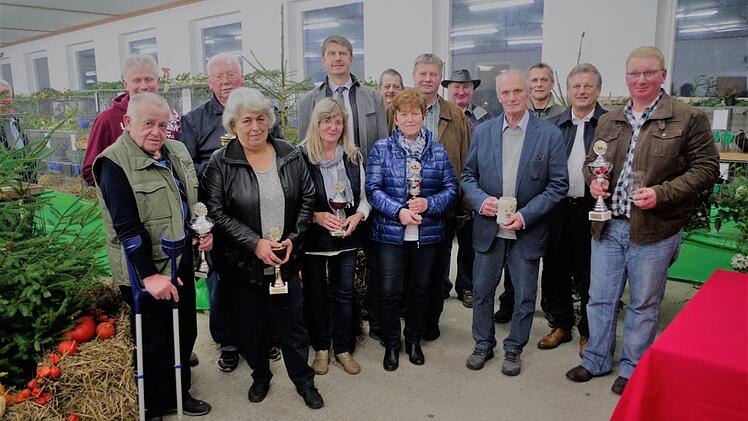 Die Ehrengäste und Pokalgewinner mit Ausstellungsleiter Arnd Gratzke (3. v. r. ) sowie Schirmherr Rainer Detsc h  Fotos: Gerd Fleischmann