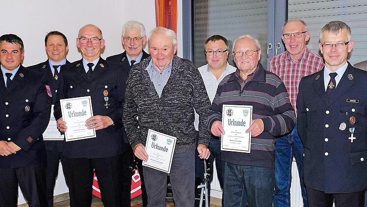 Ehrungsfoto (vorn von links): Georg Glykos, Ernst Keßler, Heinz Biemüller, Erwin Adrio, Holger Amend; (hinten von links): Oliver Lukaschewitsch, Achim Waidlein, Edgar Förg, Norbert Kreuzer, Willi Kessler und Jürgen Karle. Nicht auf dem Bild sind Dietmar Wehnke, Günter Wiesner und Martin Jung.  Foto: Gerd Schaar