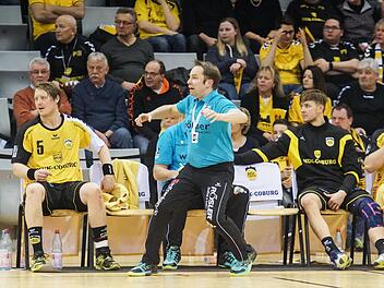 Phasenweise außer Rand und Band war Coburgs Trainer Jan Gorr beim letztwöchigen Heimspiel gegen den Wilhelmshavener HV. Mit dem 29:26-Heimsieg baute der HSC die Erfolgsserie auf 6:0 Punkte aus. Ziel am bevorstehenden Doppelspieltag sind weitere vier Zähler. Foto: Hagen Lehmann