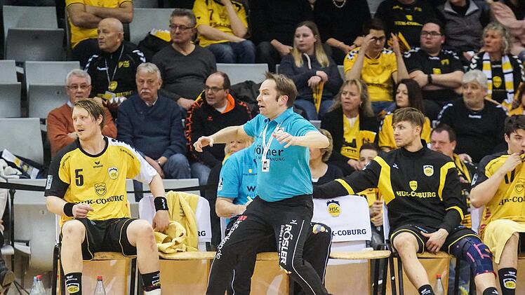 Phasenweise außer Rand und Band war Coburgs Trainer Jan Gorr beim letztwöchigen Heimspiel gegen den Wilhelmshavener HV. Mit dem 29:26-Heimsieg baute der HSC die Erfolgsserie auf 6:0 Punkte aus. Ziel am bevorstehenden Doppelspieltag sind weitere vier Zähler. Foto: Hagen Lehmann