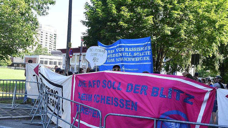 Rund 600   Menschen demonstrierten gegen den Parteitag.