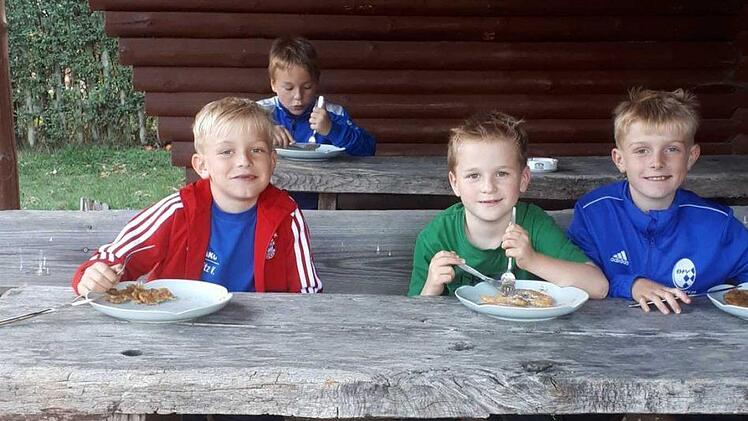 Die "frechen Fr&uuml;chtla" lie&szlig;en sich Kartoffelpuffer mit frischem Apfelmus schmecken.Heike Sch&uuml;lein