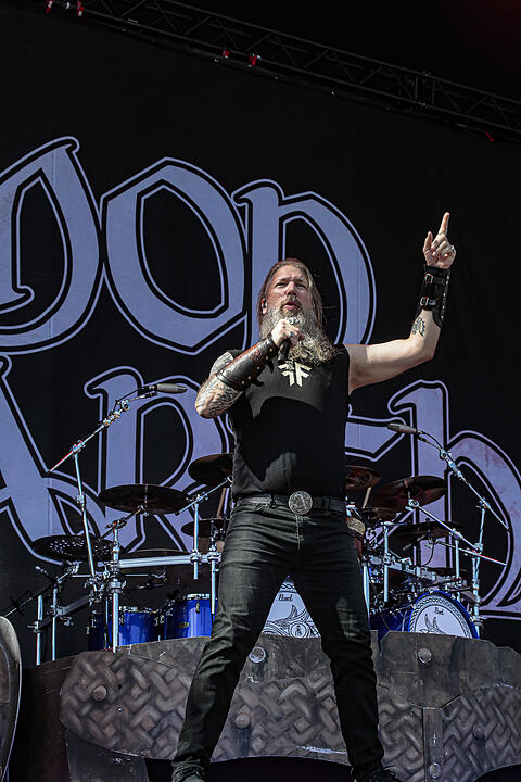 Amon Amarth bei Rock im Park 2019: Ganz viel Metal und Feuer bringt die Fans zum Durchdrehen