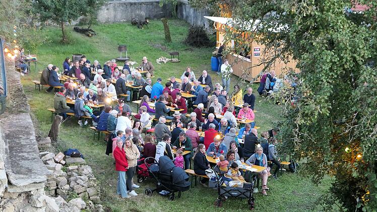 Blick von oben auf den Pfarrgarten bei der Sommerserenade.