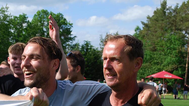 Meister-Coach Frank Halbig (rechts) mit seinem Mittelfeld-Motor Daniel Franz. Foto: Thomas Sturm