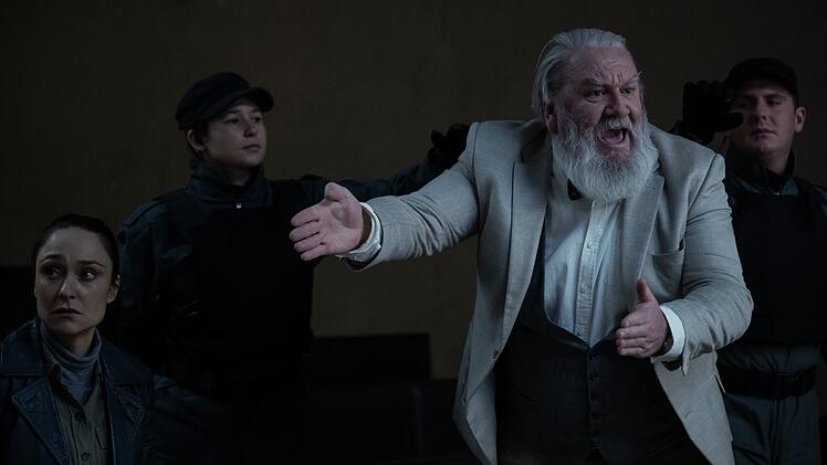 Jaak Philips (Wim Opbrouck, zweiter von rechts) und Alex Jans (Melody Klaver, links) werden wegen Mordes verhaftet.