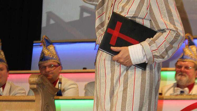 Ein Unikat: Pater Haagen trat diesmal als meckernde und mitunter auch verlogene Kirchgängerin auf.