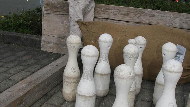 Leonhard von Ramin überlegt noch, ob er kegeln soll oder nicht.