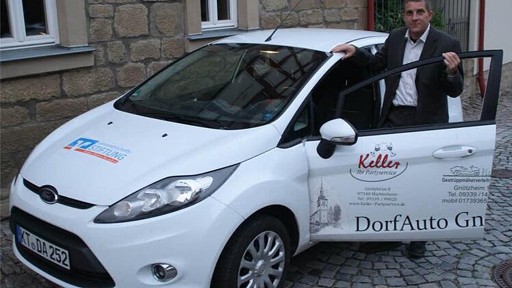 In der Nachbargemeinde Gnötzheim gibt es ein Dorfauto, mit dem auch Pfarrer Uwe Stradtner öfters unterwegs ist. Die Seinsheimer denken derweil über einen Neunsitzer nach. Fotos: Gerhard Bauer