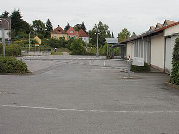 Beschrankter und beschränkter Zugang: Seit Monat sind Tegut-Markt und die Parkplätze davor trotz der besten Lage in Ebern verwaist.  Foto: Ralf Kestel