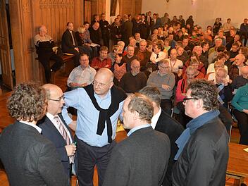 OB Franz Stumpf (2.v.l.) spricht mit den DB-Planern vor dem Beginn der Bürgerversammlung im Forchheimer Rathaussaal. Fotos: Ronald Rinklef